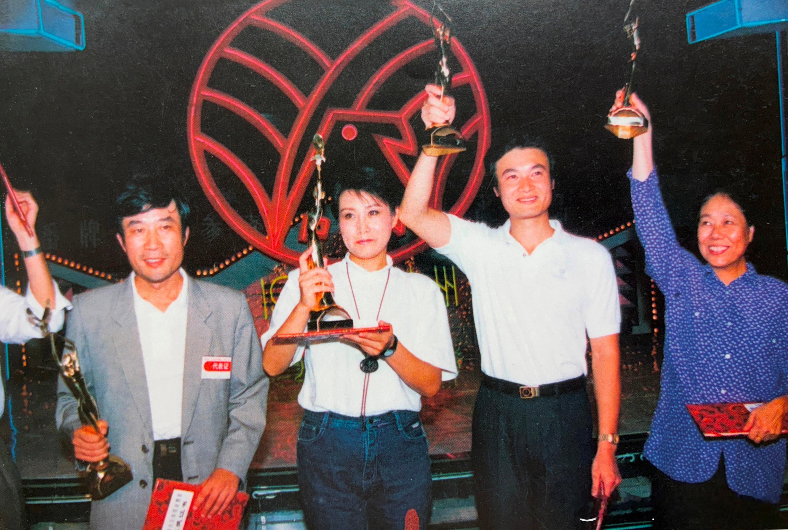 1991年9月25日第九届“大众电视金鹰奖”授奖大会在广州举行，《渴望》获得优秀