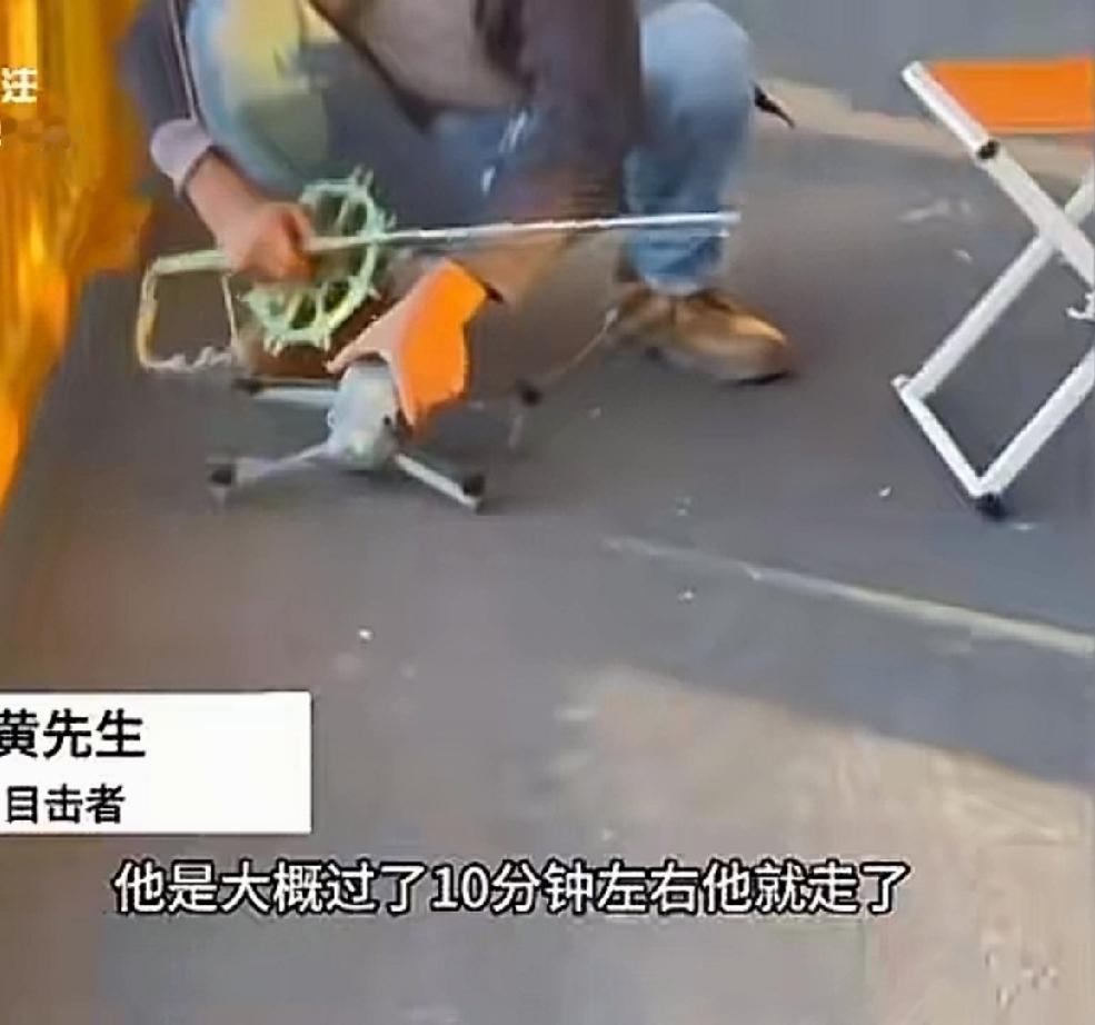 10月8日下午5时，湖北武汉。男子在杨泗港大桥上钓鱼，一挥鱼竿，鱼线将正在江面上