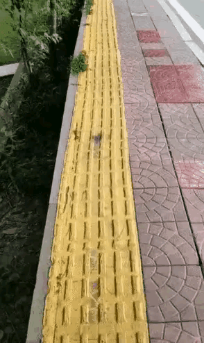 建盲道就是个形式主义罢了，试问有哪个盲人会走？正常人都不会走这么边的路，更别说盲
