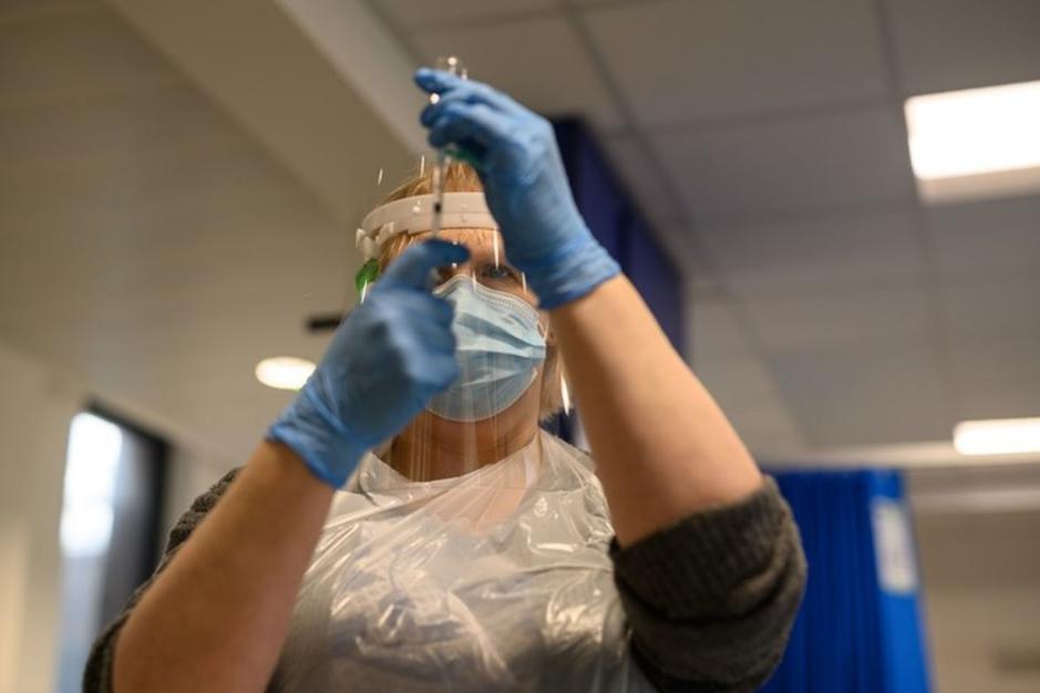 欧洲遭“超级流感”突袭！英法双线告急：英医生拒停罢工，法全民催打疫苗
 
欧洲正