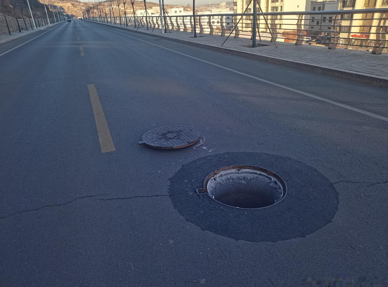 【窨井盖移位险象环生！清水河交警紧急处置，筑牢群众 “脚下安全” 防线】2025