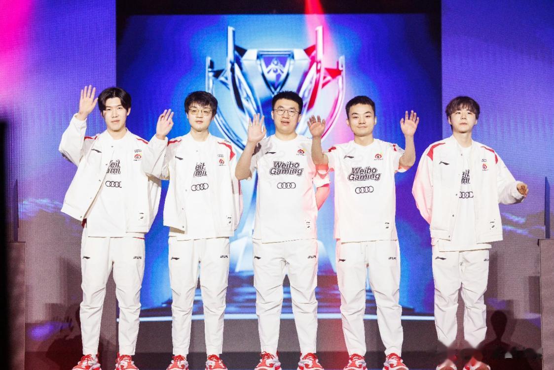 #英雄联盟s13#LNG康复师再次出发韩国！为WBG队员助力！

LNG康复师刘