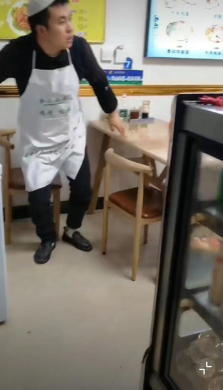 这是一位网友分享的视频，他们拉面店有幸来了位人民子弟兵，为了表达对人民子弟兵的敬