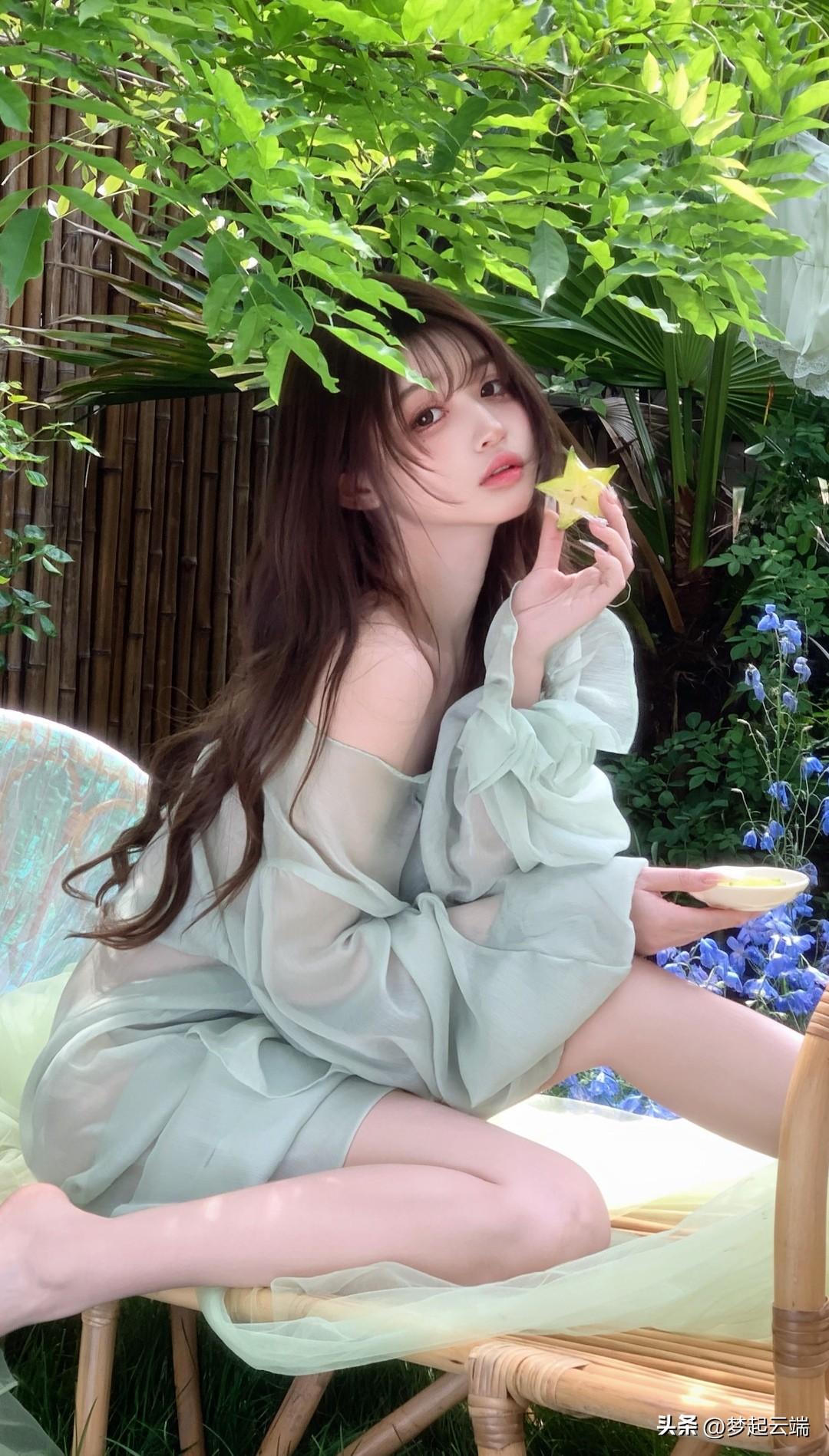 夏日清新少女，绿意盎然中享受悠闲时光。🌿💚