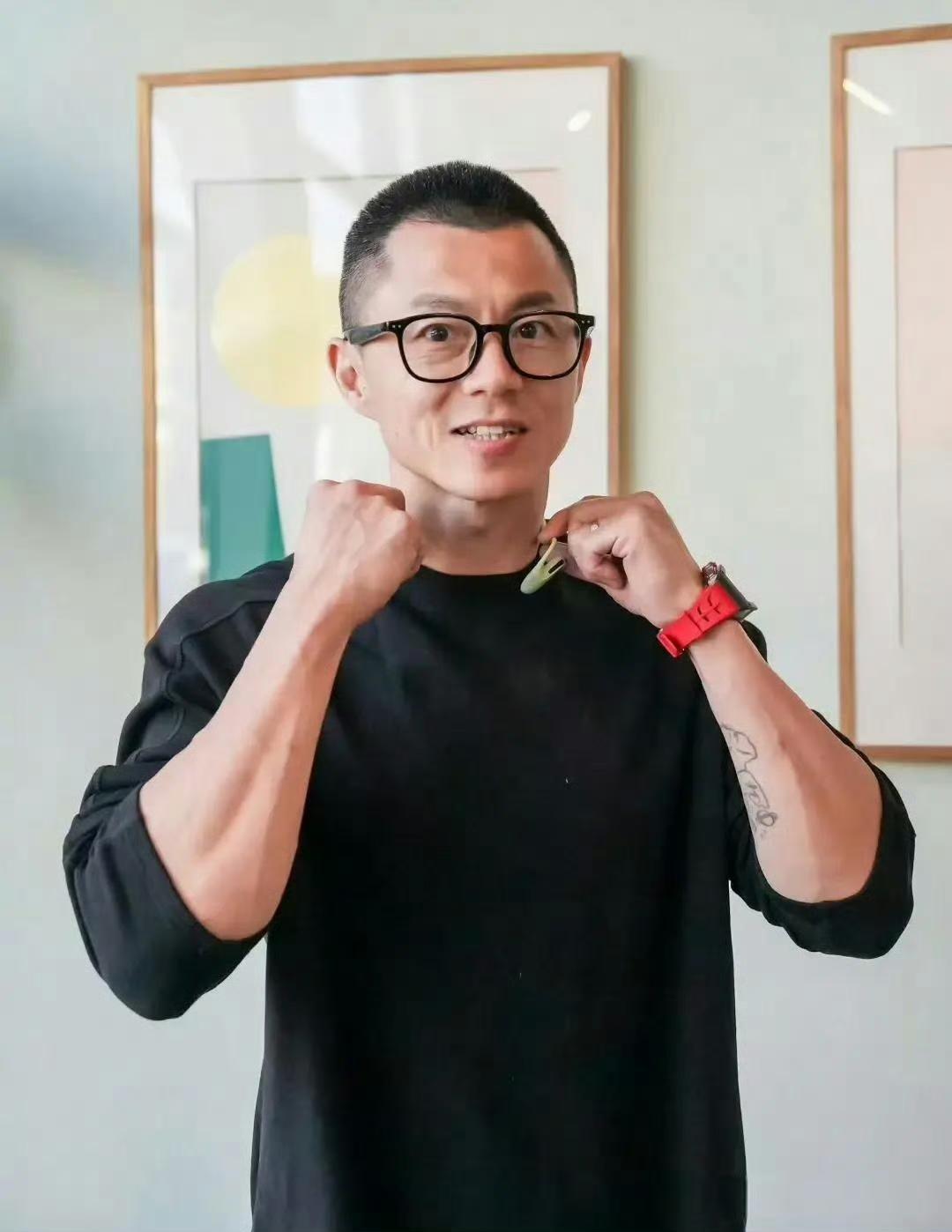 车圈顶流陈震这波彻底栽了，不仅全网账号被封，还因为偷税被罚了两百多万！可能有人还