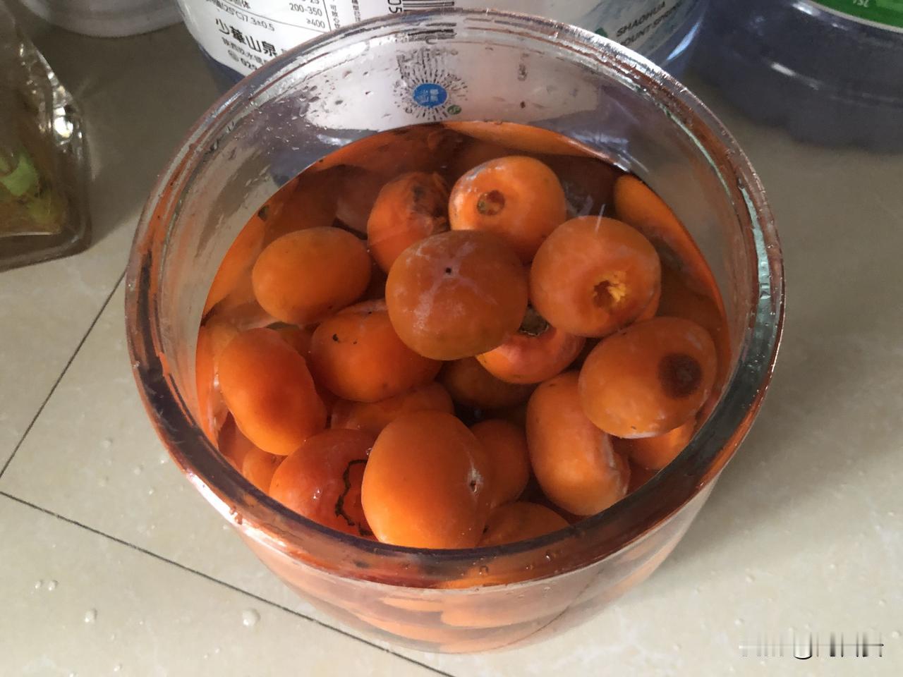 自己动手做的柿子醋，本来打算吃新鲜柿子，谁知道商家发来的柿子大多变了味，口感也很
