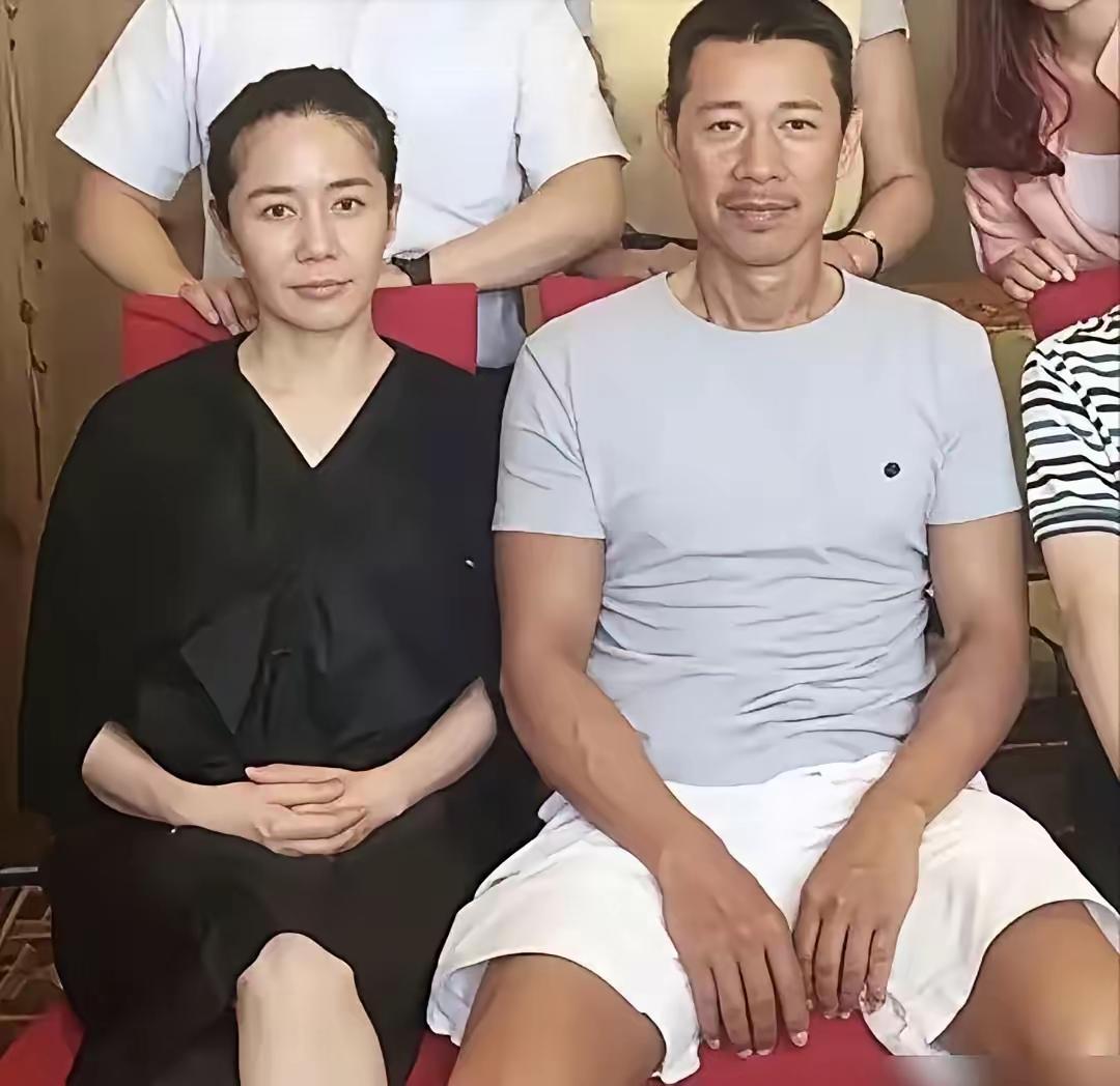 张丰毅的妻子是北京舞蹈学院的老师，也是一名演员。经朋友介绍相亲认识的，要不然怎么