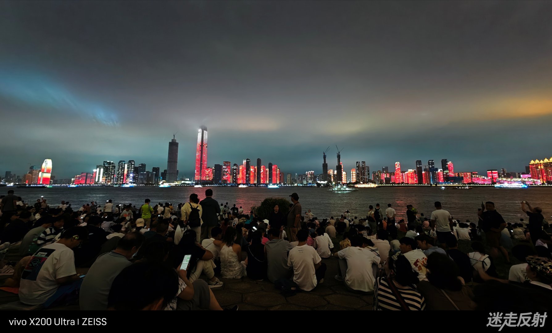 武汉 烟花秀结束了，用相机拍的视频，剪辑下再发吧[笑而不语] ​​​