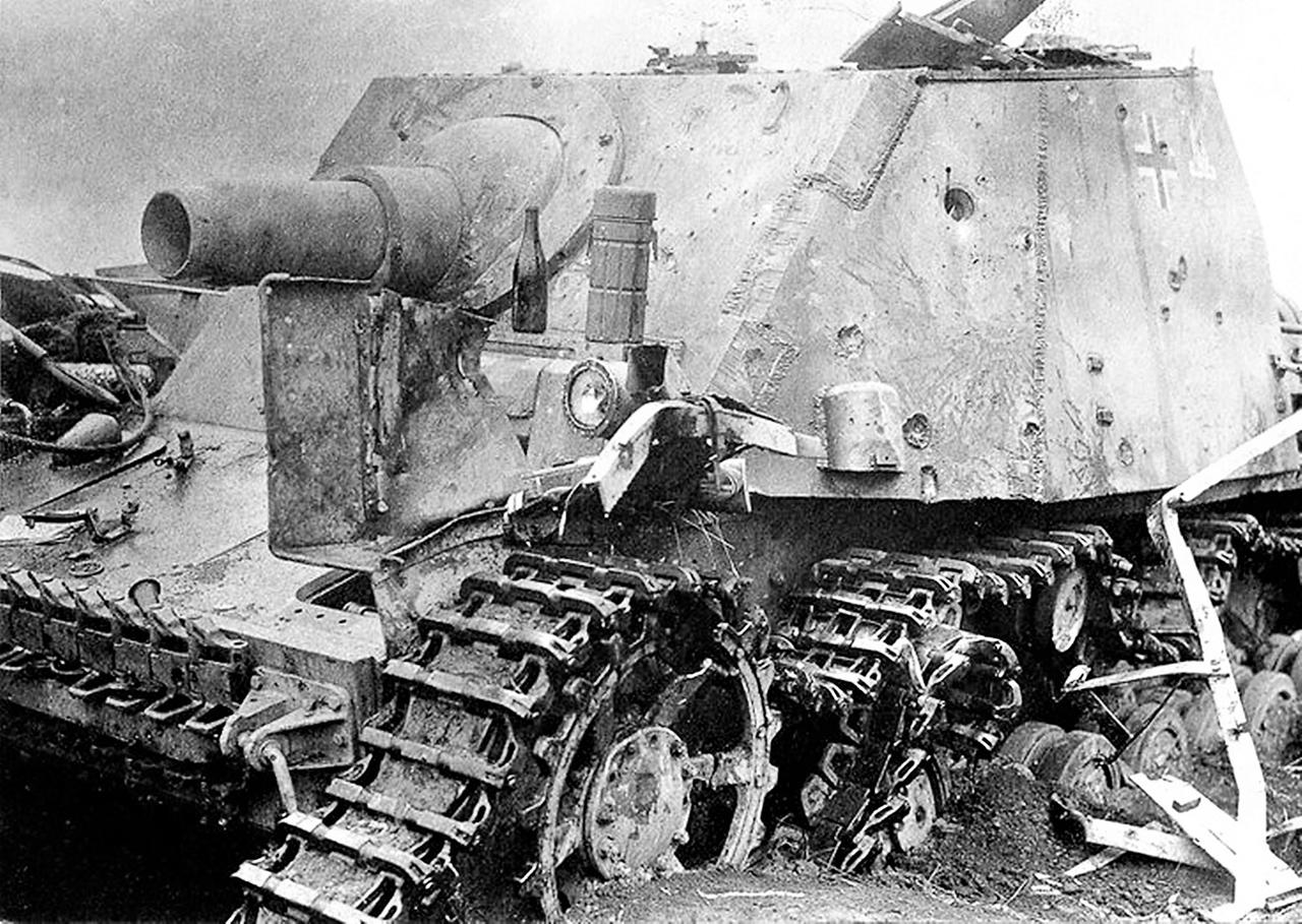 被击毁的“灰熊”——1943年，库尔斯克，波内里火车站附近。一辆德军第216突击