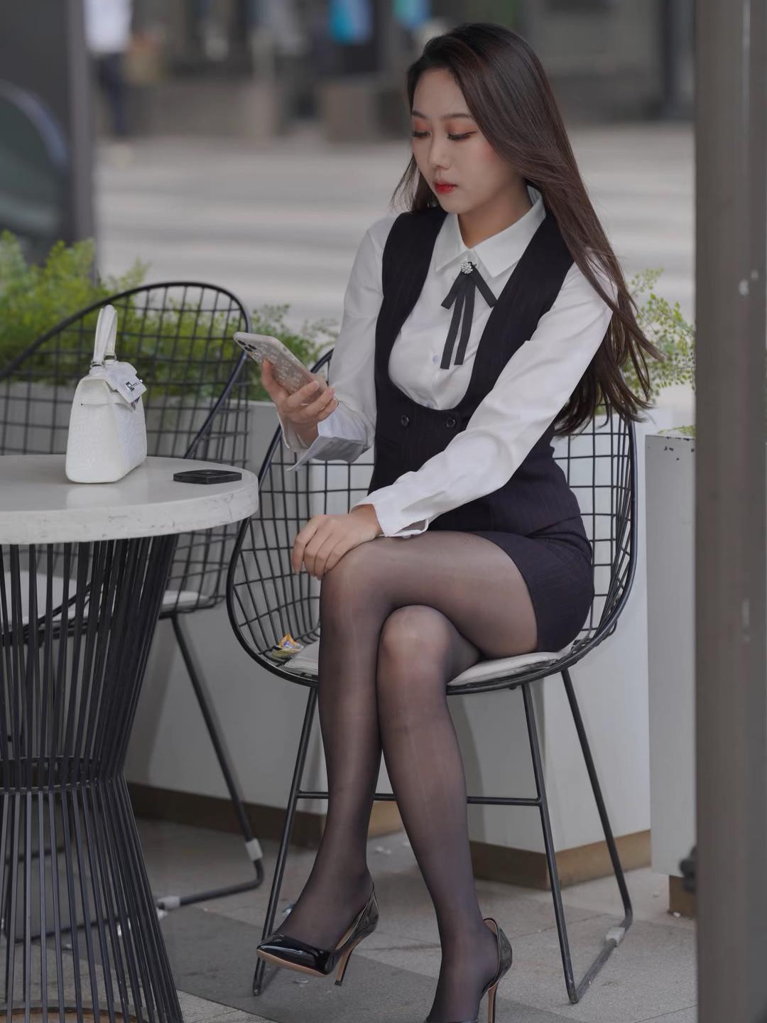 优雅白领风，黑白配穿搭，时尚手机控，都市女性范儿。