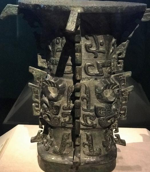 1975年，一顶铜尊即将被送往日本展览。出发前，专家马承源突然被它奇特的造型所吸