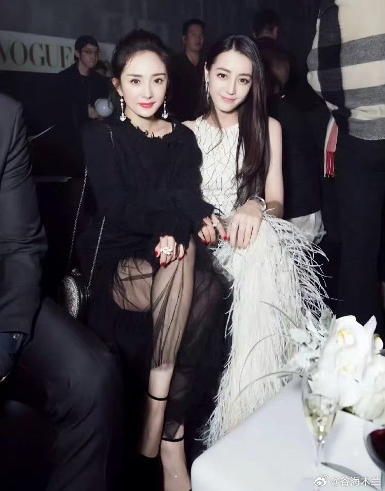 杨幂回复热巴杨幂生日，热巴卡点送上“祝幂姐万事遂意🌹”的祝福，杨幂很快回复“谢