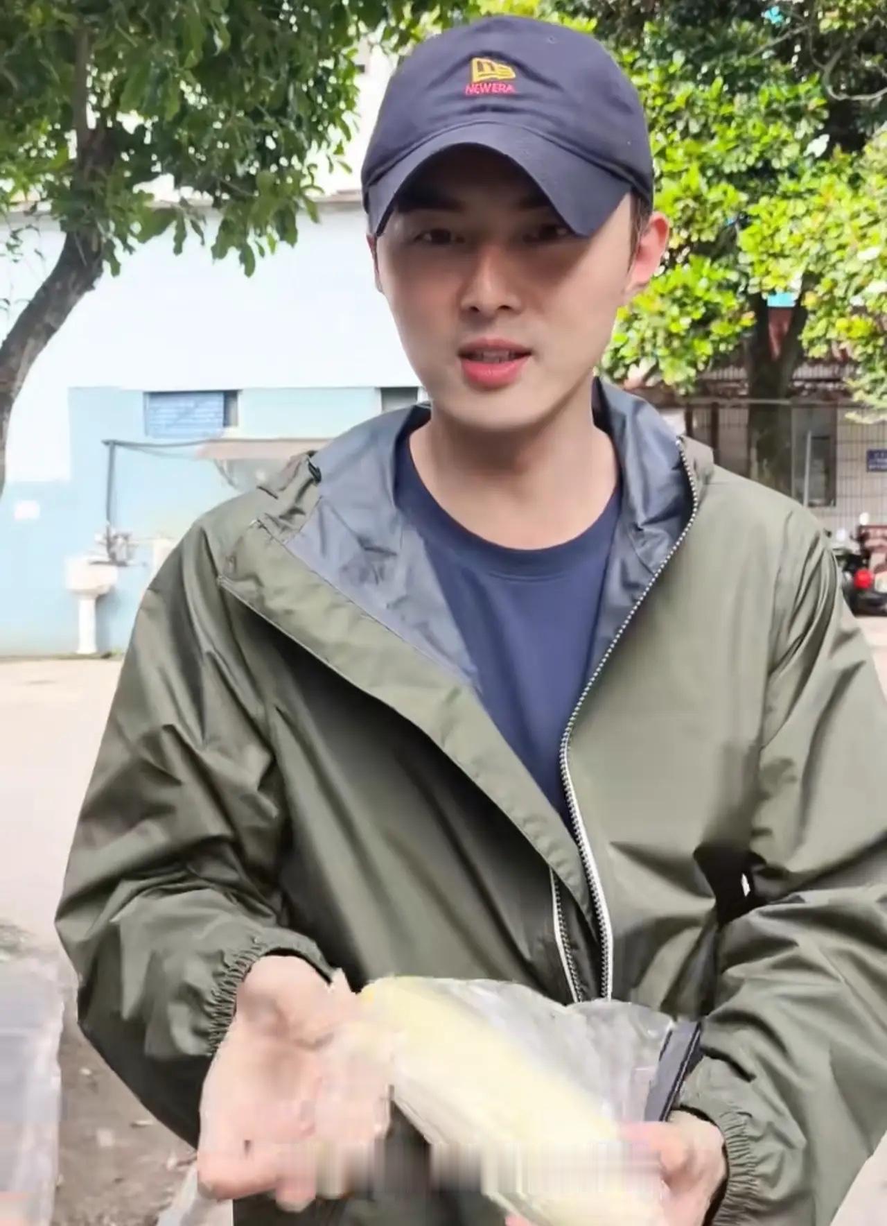 叶祖新确实是太接地气啦！

在剧组门口请粉丝吃自己父亲种的玉米，这一波操作太圈粉