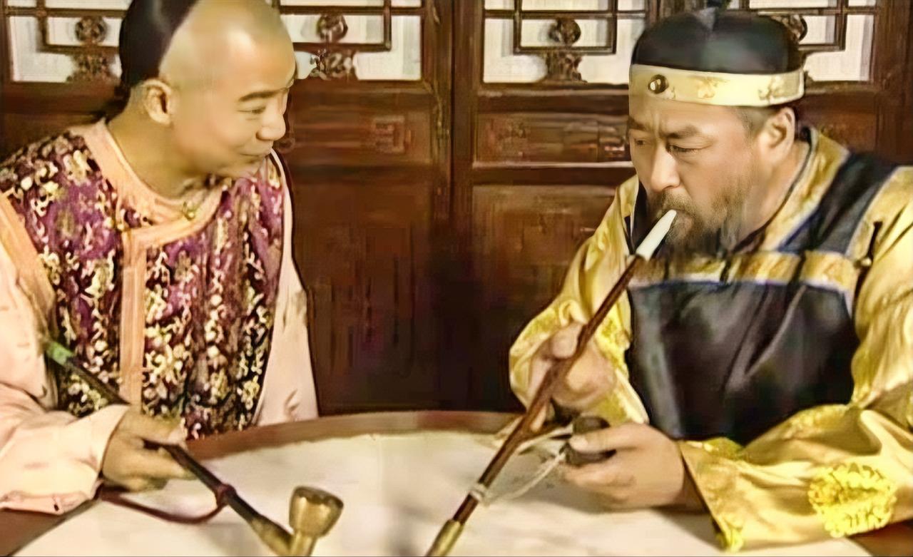 看电视剧里，金大烟袋当众呵斥、逼跪和珅的名场面，看起来十分有趣，事实上纯属艺术加