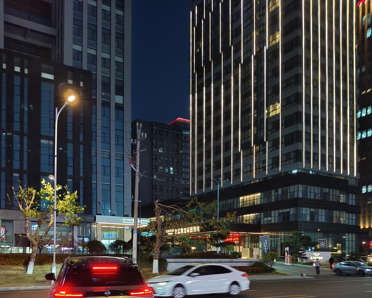 今天的天气还不错，终于开始可以跑步了，今天先跑五百米？不，起码五公里！慢慢来，一