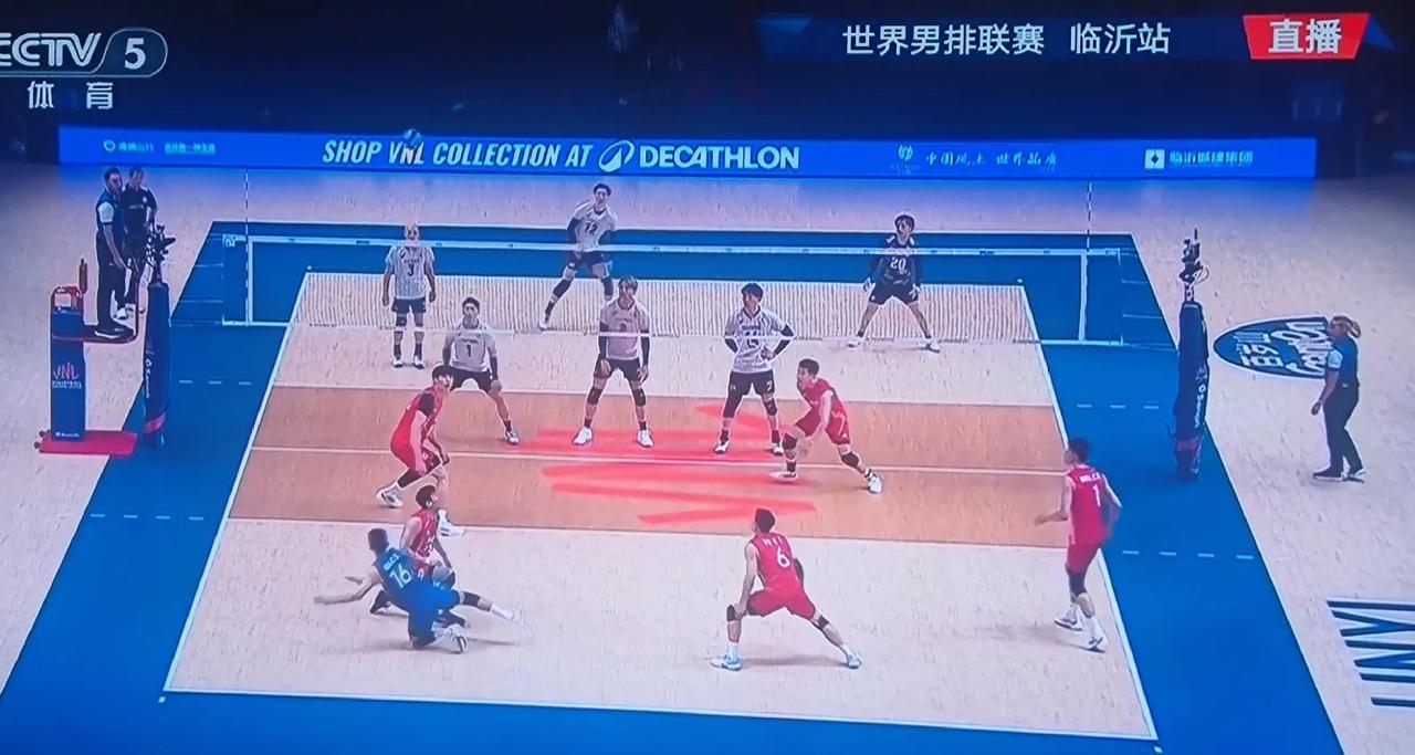 没想到第一局比赛中国被逆转23-25两分惜败！中国男排今天身穿白红色比赛服，日本