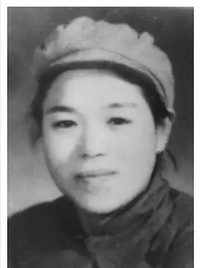 1945年日本战败以后，驻中国东北关东军陆军野战医院院长挥着军刀，用刀尖顶在护士