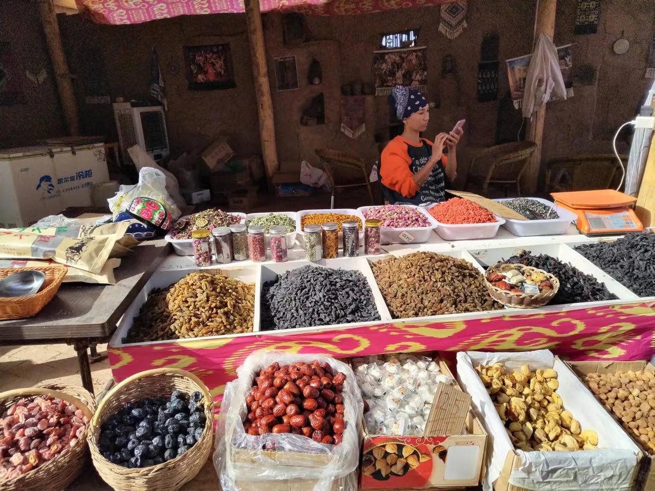 #分享一张你在新疆的照片#葡萄沟的水果摊美女