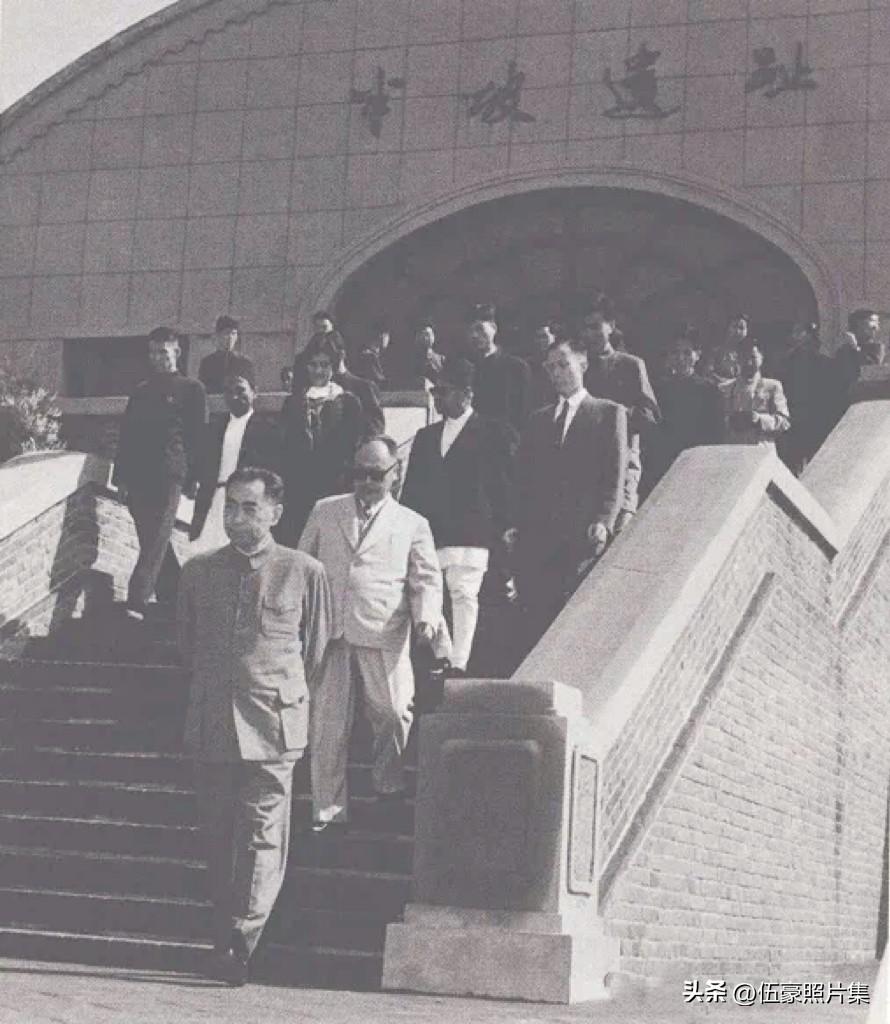 1963年，周恩来总理与陈毅副总理一同视察了西安半坡遗址，这是中国新石器时代仰韶