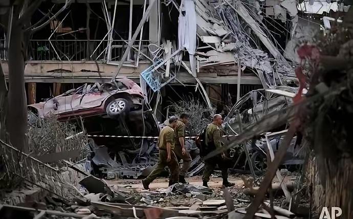 波斯人彻底急眼了，惹怒波斯人，不仅掀桌子，要连根拔起。

拉里贾尼的事还没有走出