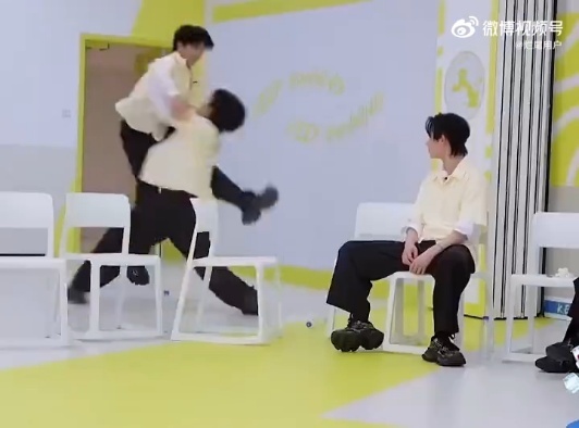 宋亚轩刘耀文双人撕名牌 宋亚轩和刘耀文：既然我们都被淘汰了，那我们就自己玩一局吧