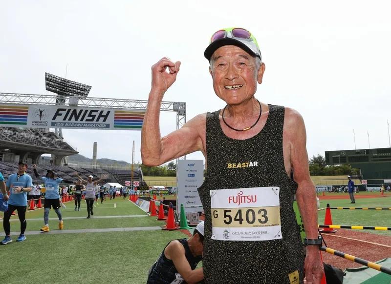 90岁全马跑出4小时48分01秒，直接刷新日本90岁年龄组纪录，成为全球第二位9