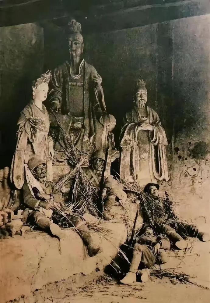 1937年，南京大屠杀的前夕，距离南京不足百里的丹阳，一间破败的城隍庙内，四个日
