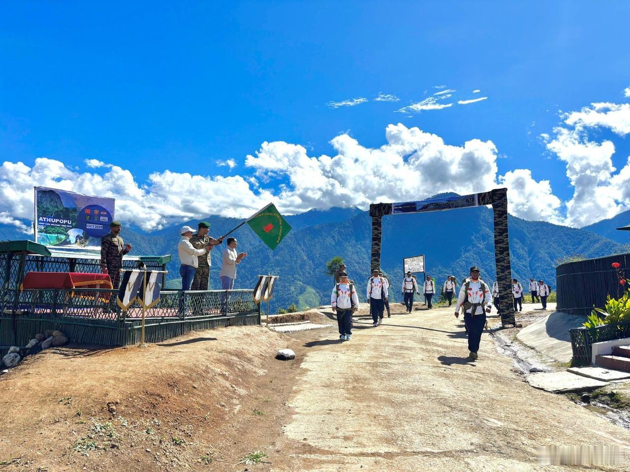 藏南印度占领军和藏南伪政府共同组织前往中印实控线附近徒步探访
10月12日，印度