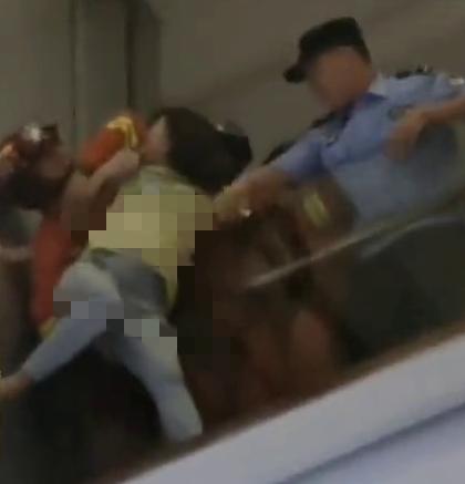 一段暖心生死时速的救援，某天在一高搂大二女生因家变故，压力大过理智，女生准备跳楼