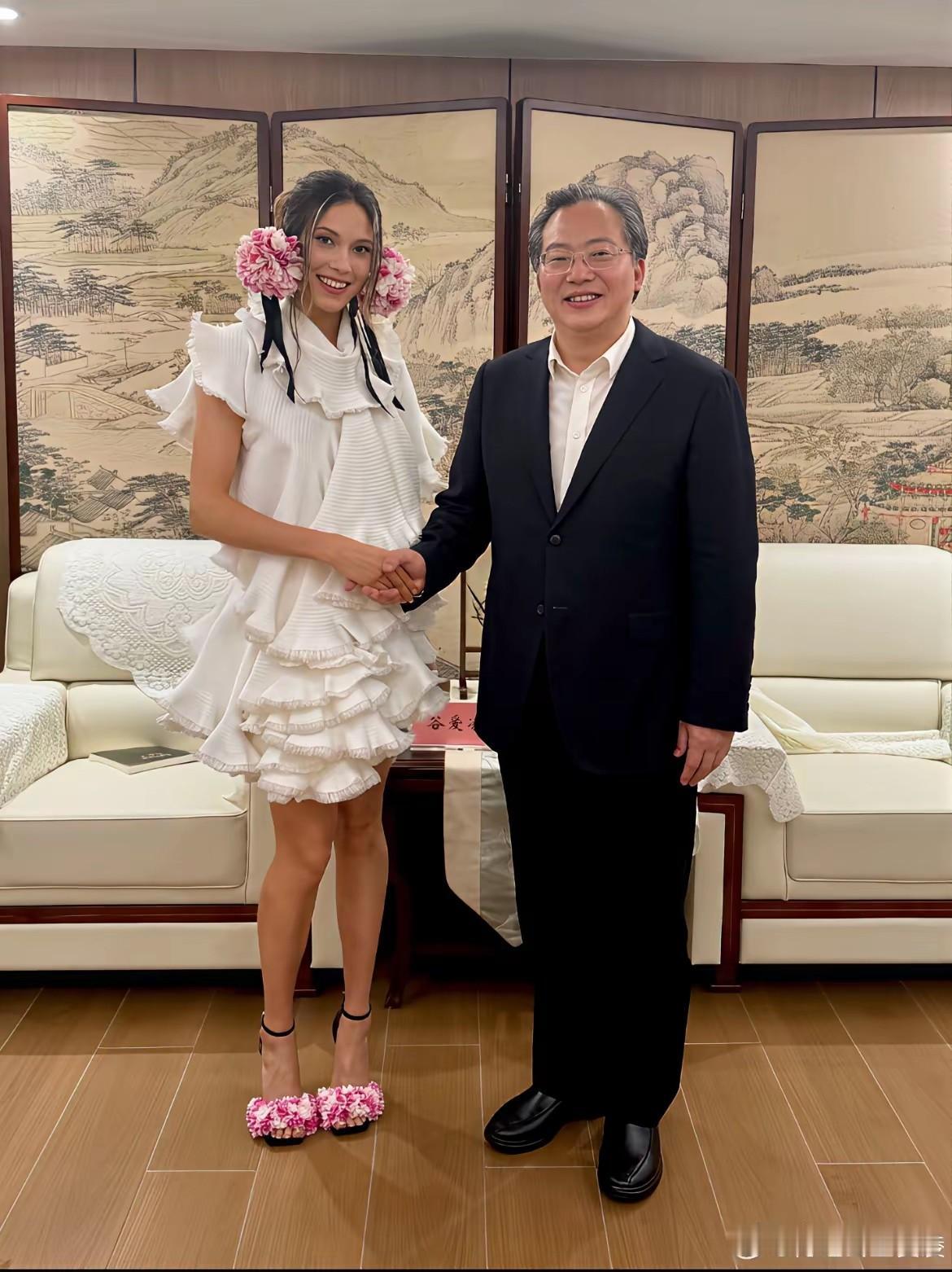 谷爱凌又回国内了，这次回国除了参加活动外，还直与书记会谈，在如此正式的场合她的着