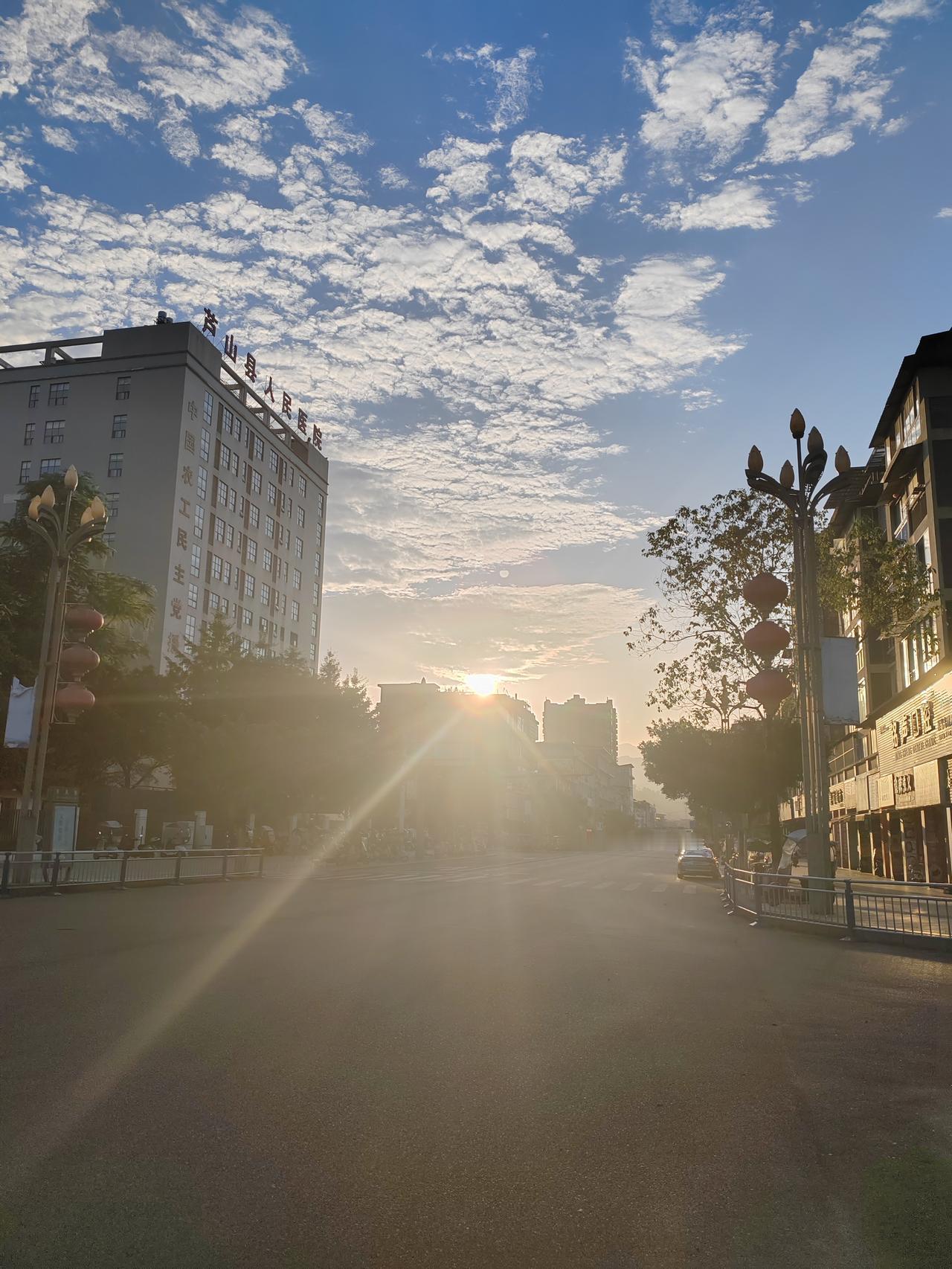 夏日生活打卡季落日铺满天边，余晖漫过街巷，静静欣赏这份独属于黄昏的浪漫。