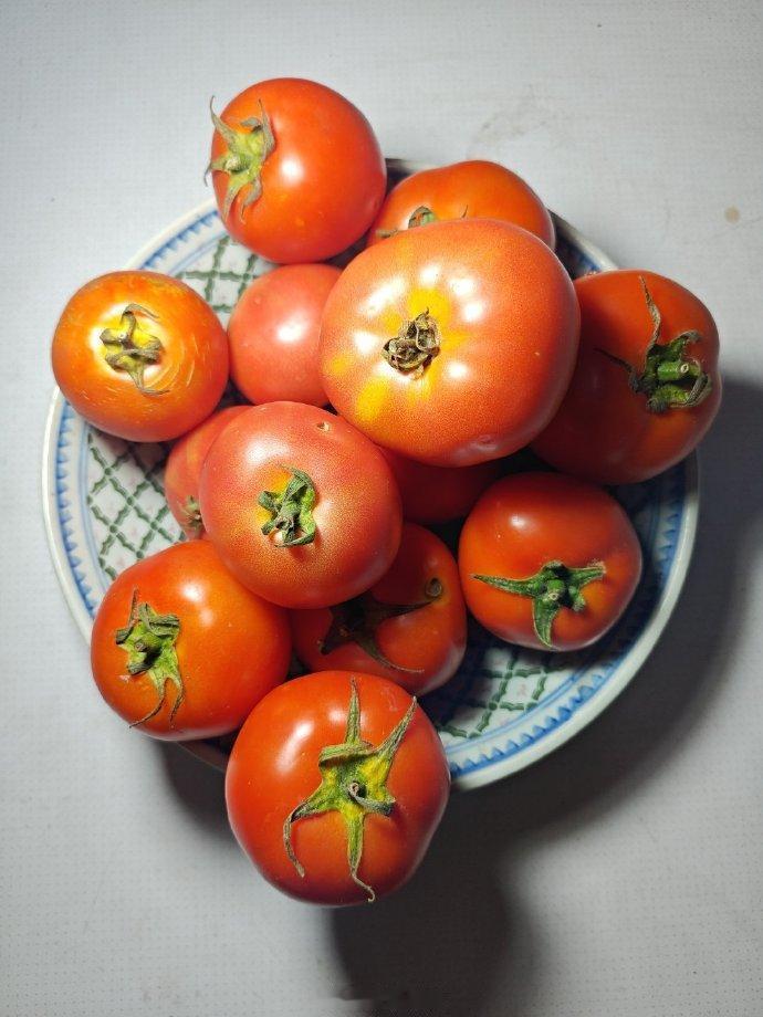 自然熟的番茄🍅，确实损耗高，三天前买的已经压烂两个，其他也熟得太快，几乎都能吃