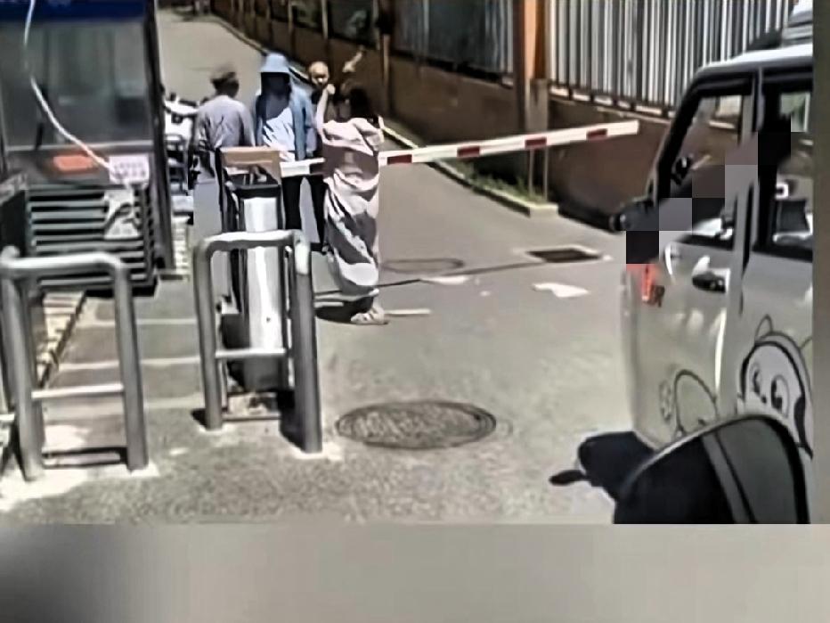 近日江西景德镇，一女子因不满小区实行人车分流，手持铁锹疯狂打砸门禁设施！路人1：