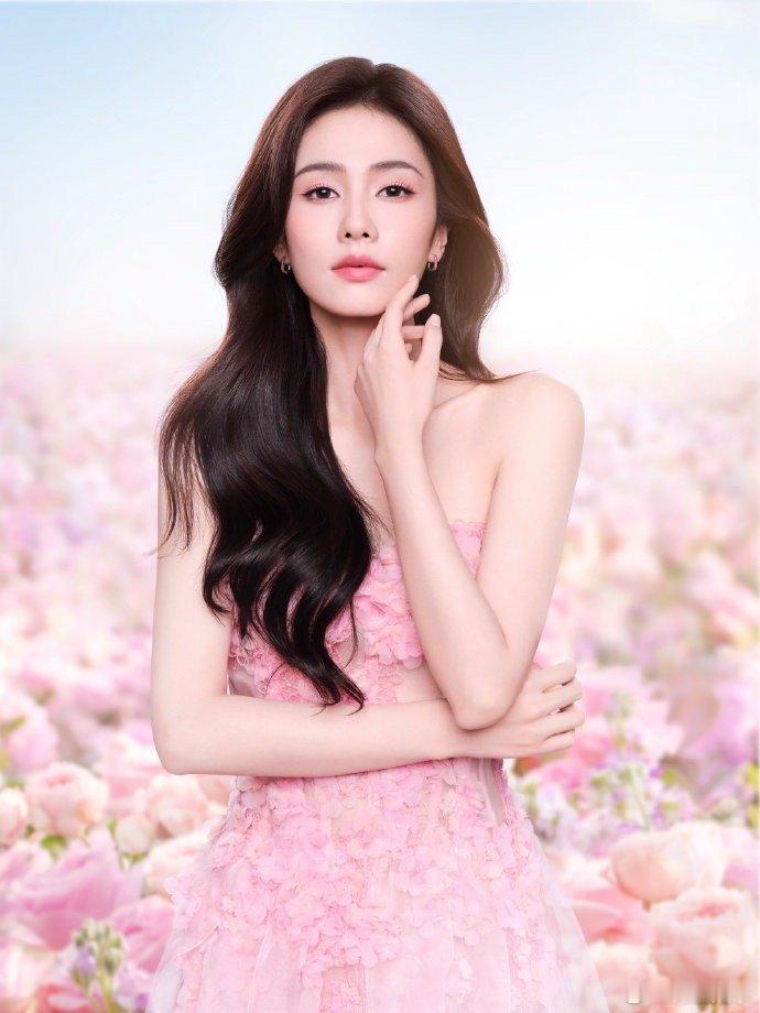 #白鹿粉裙花漾玫瑰妆# 白鹿粉裙花漾玫瑰妆，满分优雅大气的甜心公主白鹿是啦~​​
