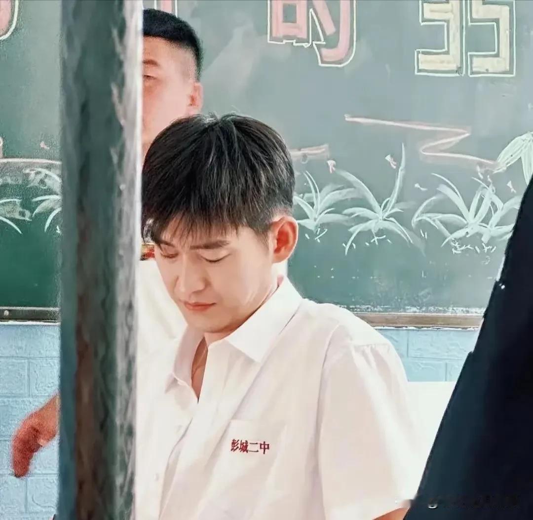 41岁的张翰演高中生被吐槽，网友评论像给孩子开家长会的爸爸，他低头有了双下巴，身