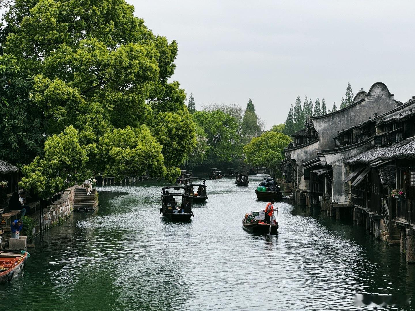 几年前和领导第一次旅游选择的就是乌镇，那会两人自由自在的，逛的老开心了。本来心想