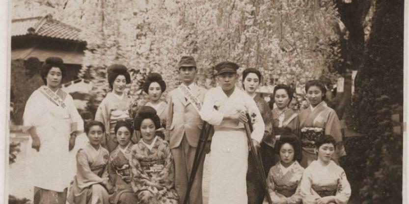 1940年，一名日本军官凌辱了伪军年轻漂亮的妻子，等丈夫赶回家中，妻子已羞愤自尽