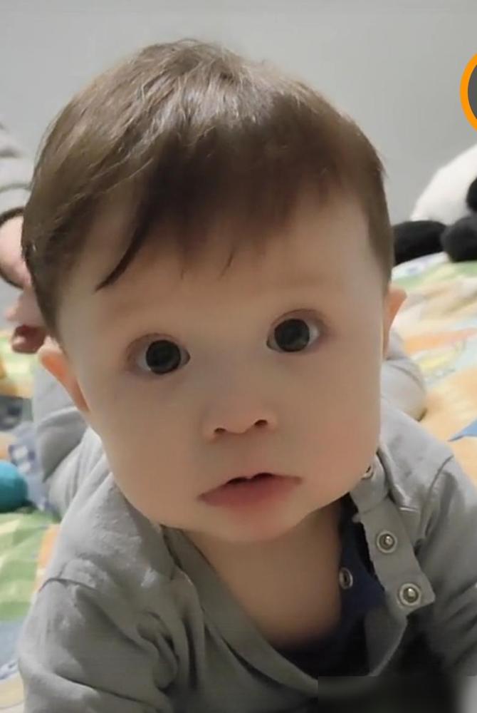 我对2岁多的小孙子说：奶奶没钱了，给奶奶一点钱。

这事搁二十年前，哪有孩子见过