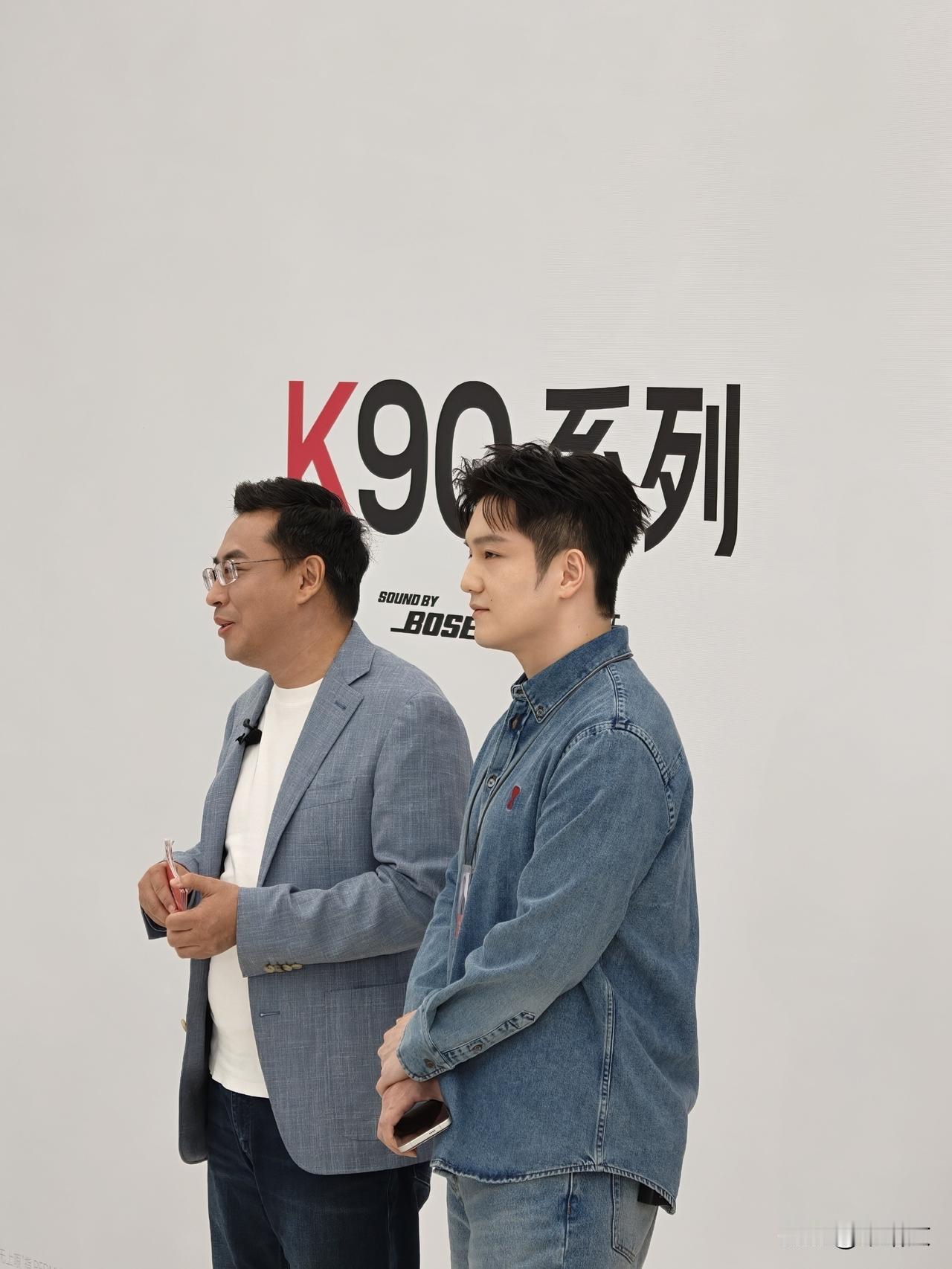 樊振东获纯金球拍炸场！贴膜出气泡超可爱，金满贯配金球拍太霸气
 
谁能想到球拍还