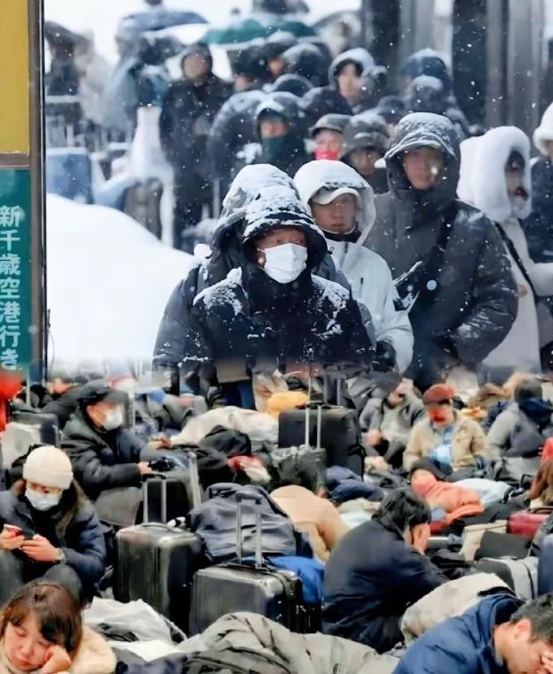 令人哭笑不得！日本北海道数千中国游客大雪滞留机场，高喊“国家包机接回”，把大使馆