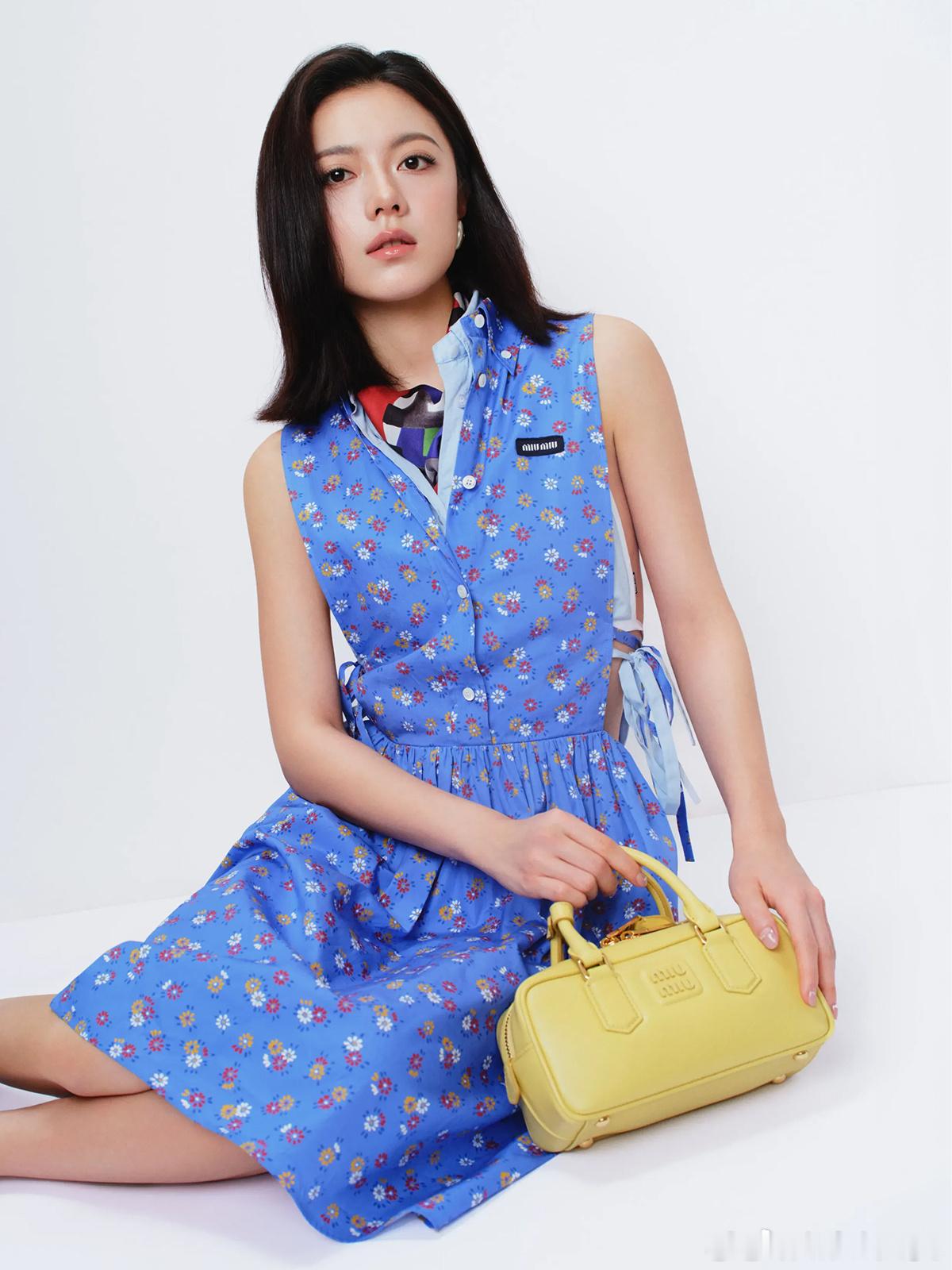 miumiu最新卖包图，赵今麦感觉又被刘浩存秒了，刘浩存真的什么颜色包她都很合适
