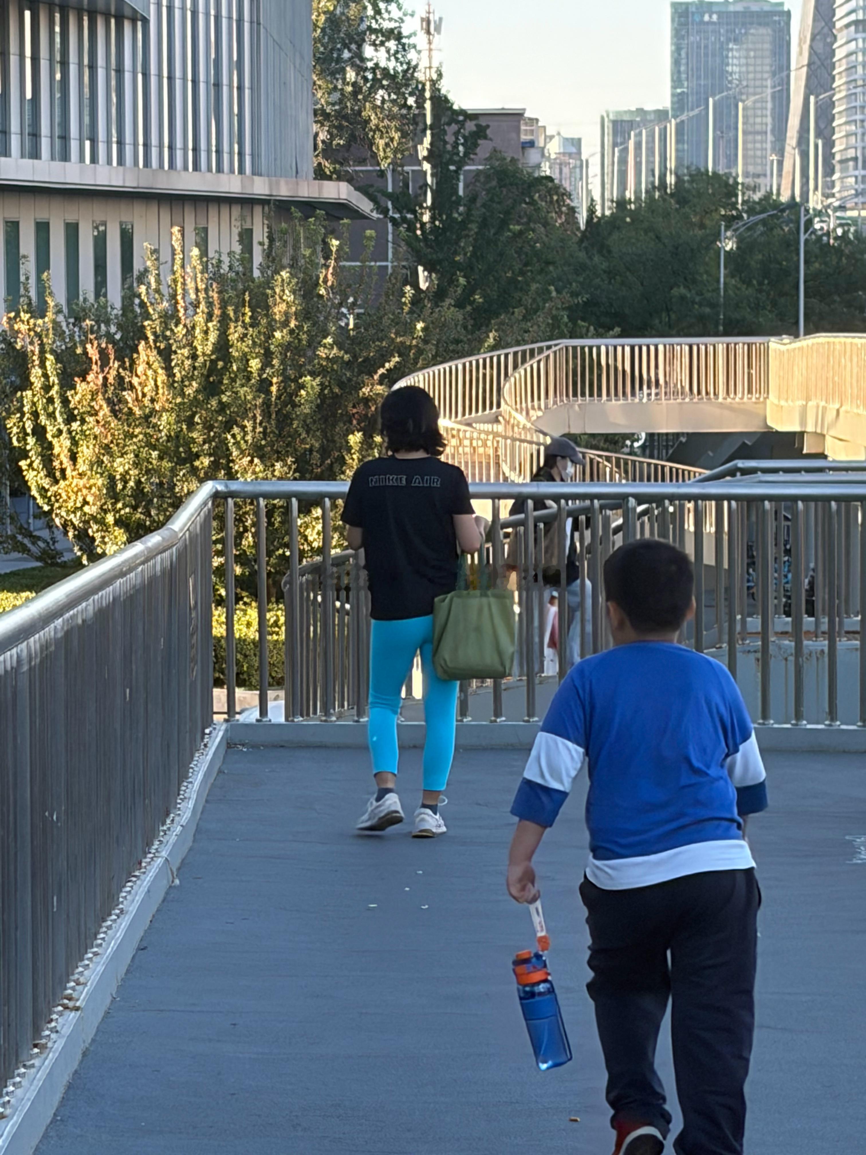 健身完，被偷拍了，朋友正巧路过[嘻嘻] ​​​