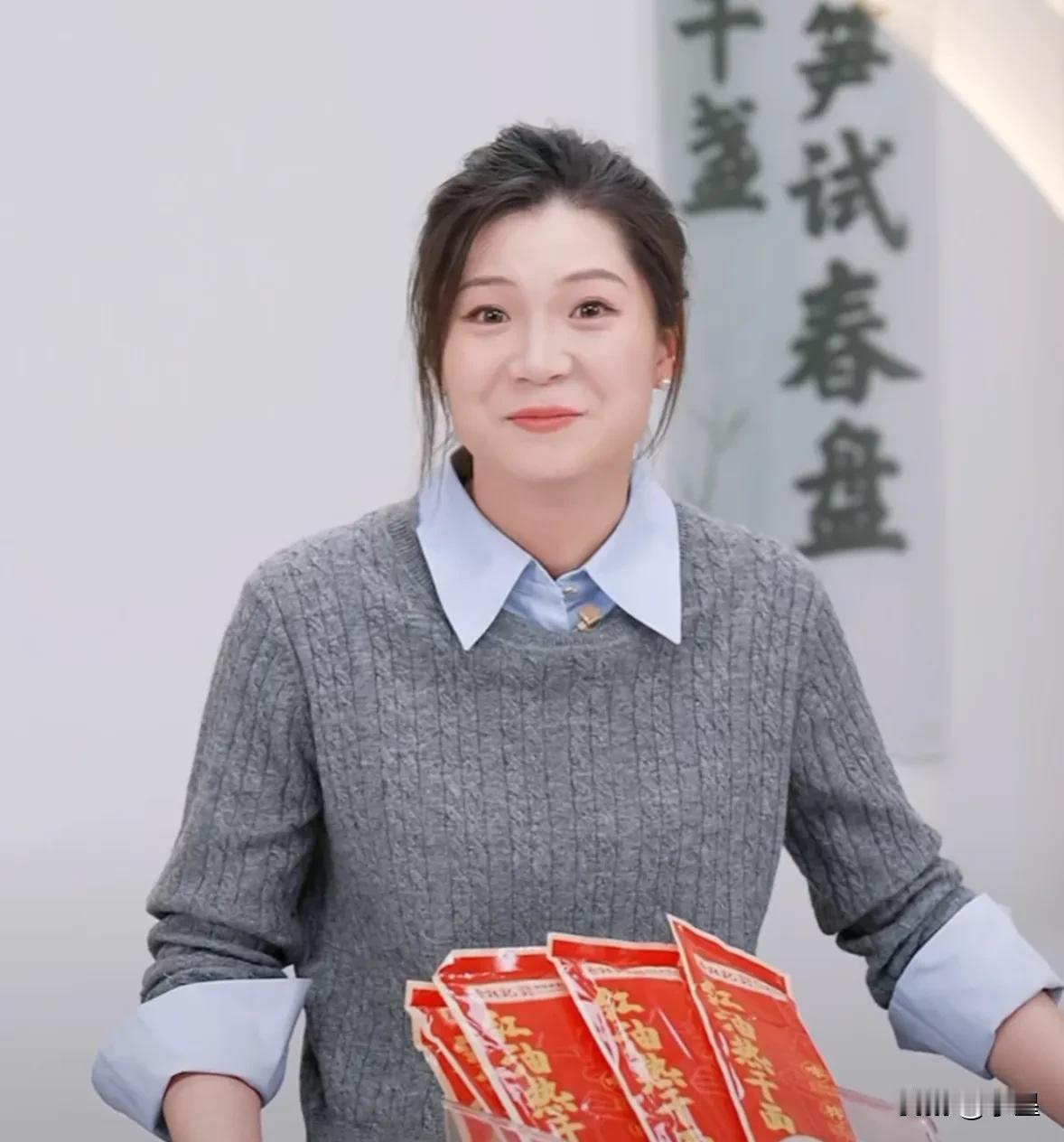 今天董宇辉和盼盼交接班
董宇辉溜的那叫一个快
盼盼说连尾灯都没看到他就跑了[笑哭