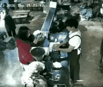 “真是手欠！！”女子带着女儿去店里吃饭，在点菜的时候，女孩伸手把台上的外卖打包盒