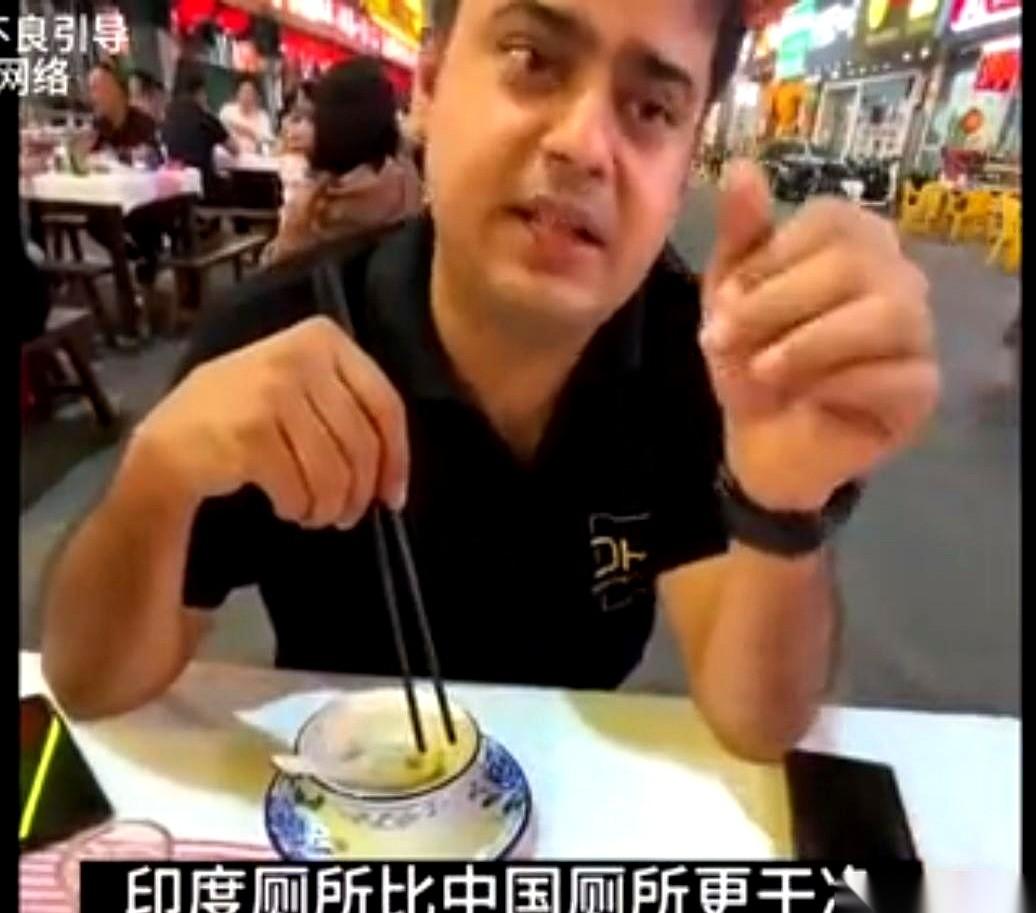 刷到一个视频，差点没把我笑岔气。
一个印度哥们，在中国街头跟一老外“科普”中国。