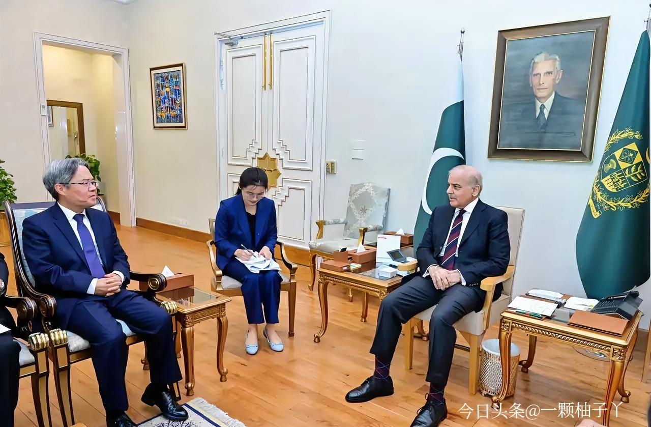 巴基斯坦在对阿富汗境内目标发动跨境空袭后，第一时间通过外交渠道向中方通报了相关情