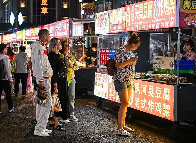 一个夜市的烟火气，照见了中国开放的底气。
9月1日，黑龙江黑河，中国摊主操着一口