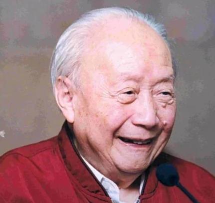 1982年北京，原本谈笑风生的邓小平突然沉下脸来，声音严肃地说：“全中国，只有他