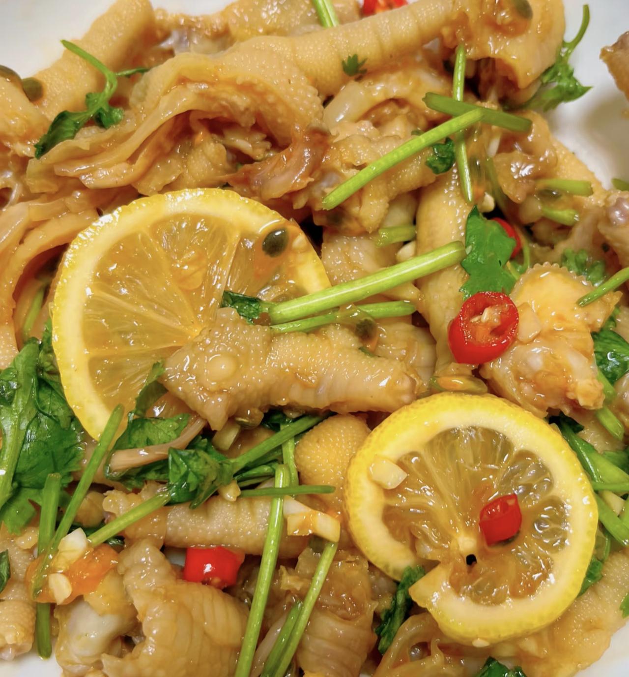 今日份的快乐是这盘柠檬百香果鸡爪给的！
 
去骨的鸡爪吸饱了鲜爽的酸辣酱汁，柠檬