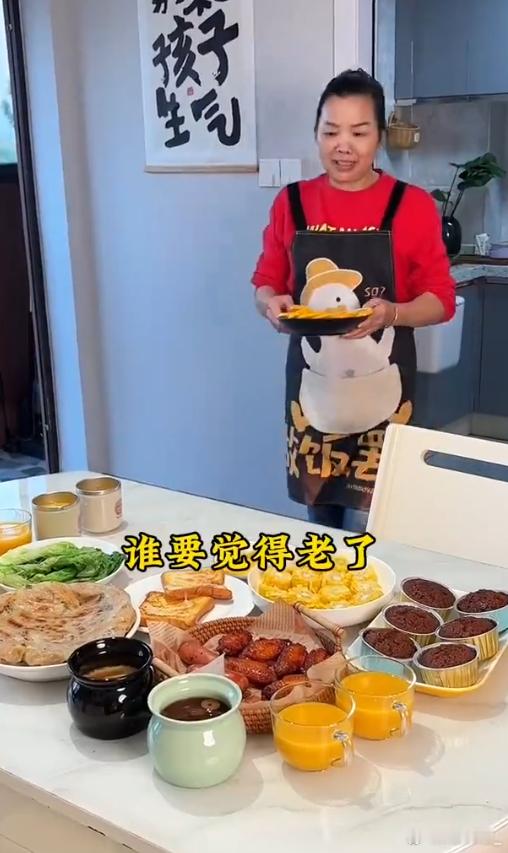 被这位婆婆的一天累到了 就这伙食和这个劳动量，当家政一个月都能上万。